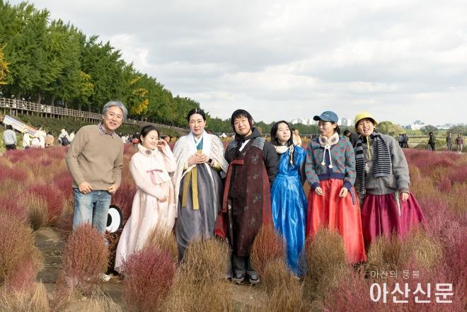 [이미지] 한복 입고 가을 온양을 걷다.jpg