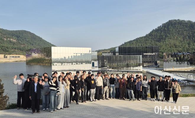 사진 2.신안군 플로팅뮤지엄 건축현장 앞 단체사진.jpg