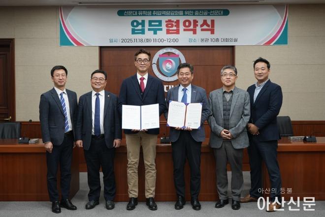 사진 3. 업무협약서 체결후 참석자 단체 사진 촬영.jpg