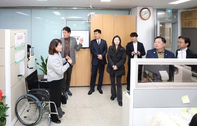 사진_문화복지환경위 주요업무계획보고 중 신설된 장애인복지과 사무실 현장방문 (2).JPG
