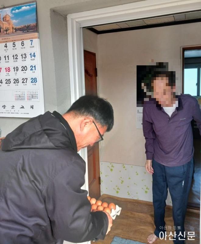 1. 아산시 선장면, 겨울철 '사랑의 계란나눔'으로 독거 어르신 안부 살펴…읍면동장 방문상담 병행.jpeg