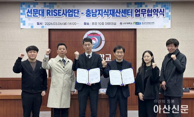 사진 2. 양 기관 참석자들이 협약 체결 후 기념촬영 중이다.jpg