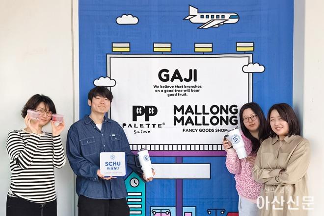 사진 01 ‘지역·동문 상생 이용 협약’ 캠페인 참여 기업 ㈜가지(공동대표 조예리·장범진) 임직원들이 ‘지역·동문 상생 이용 협약’ 캠페인 100호점 달성을 기념해 인증 현판을 들고 기념촬영을 하고 있다..jpg