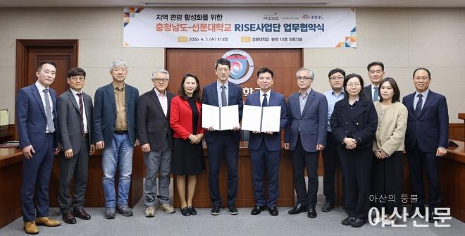 사진 3. 양 기관 관계자들이 단체 기념 촬영 중이다.JPG