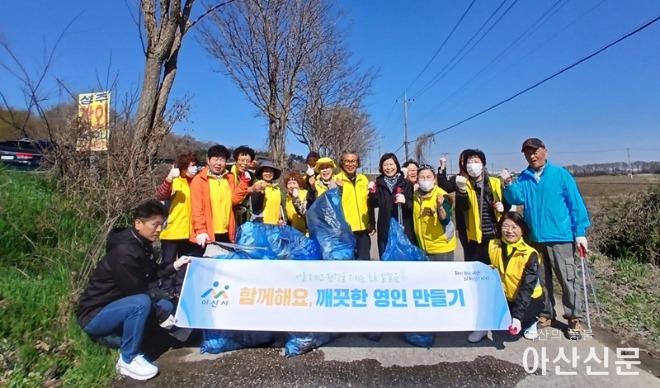 1. 쓰레기 줍고 미소 심고! 아산시 영인면 행복키움추진단 '기분 좋은 동행'(1-2).jpg