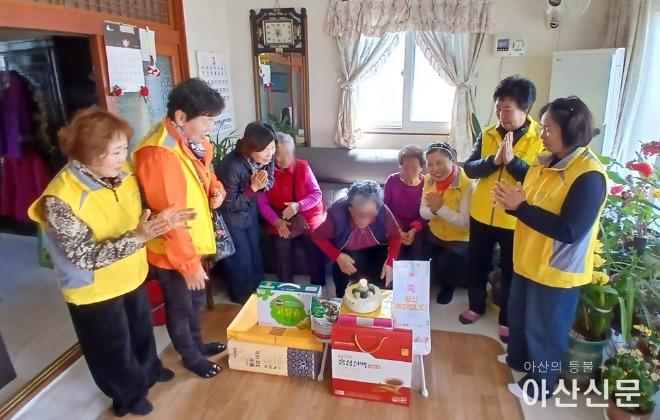 2. 아산시 영인면 행복키움, 찾아가는 생신잔치로 어르신께 ‘봄날’ 선물.jpg