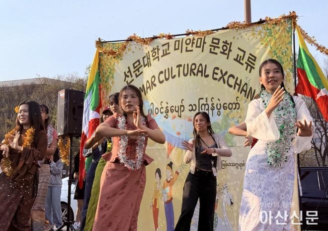 사진 2. 물축제에서 유학생들이 미얀마 전통춤을 추고 있다.jpg