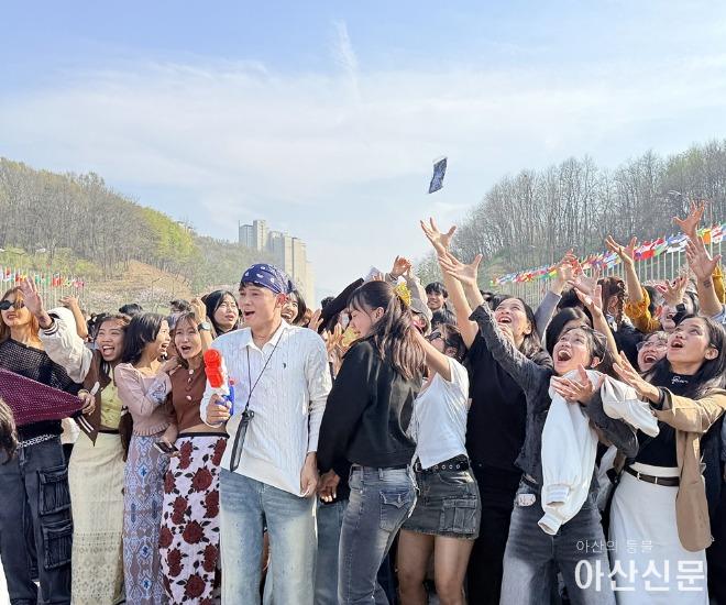 사진 3. 유학생들이 미얀마 물축제를 즐기고 있다.jpg